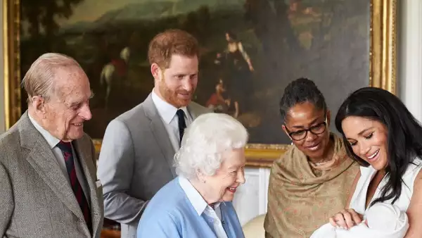 Reina Isabel y Archie Harrison