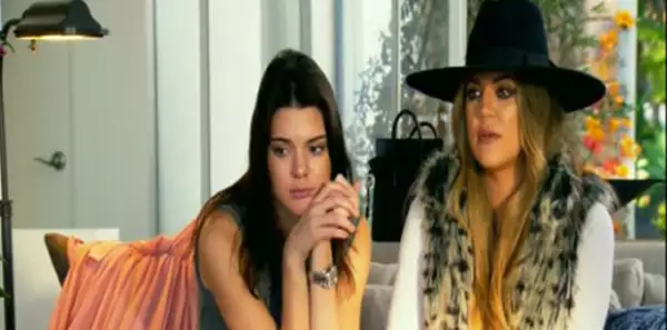 Kendall Jenner y Khloé Kardashian al escuchar a Bruce hablar sobre su operación de cambio de sexo.