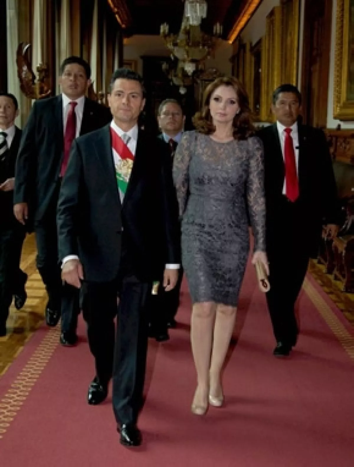 Esta es la primera foto oficial de Enrique y Angélica como Presidente y primera dama de México.