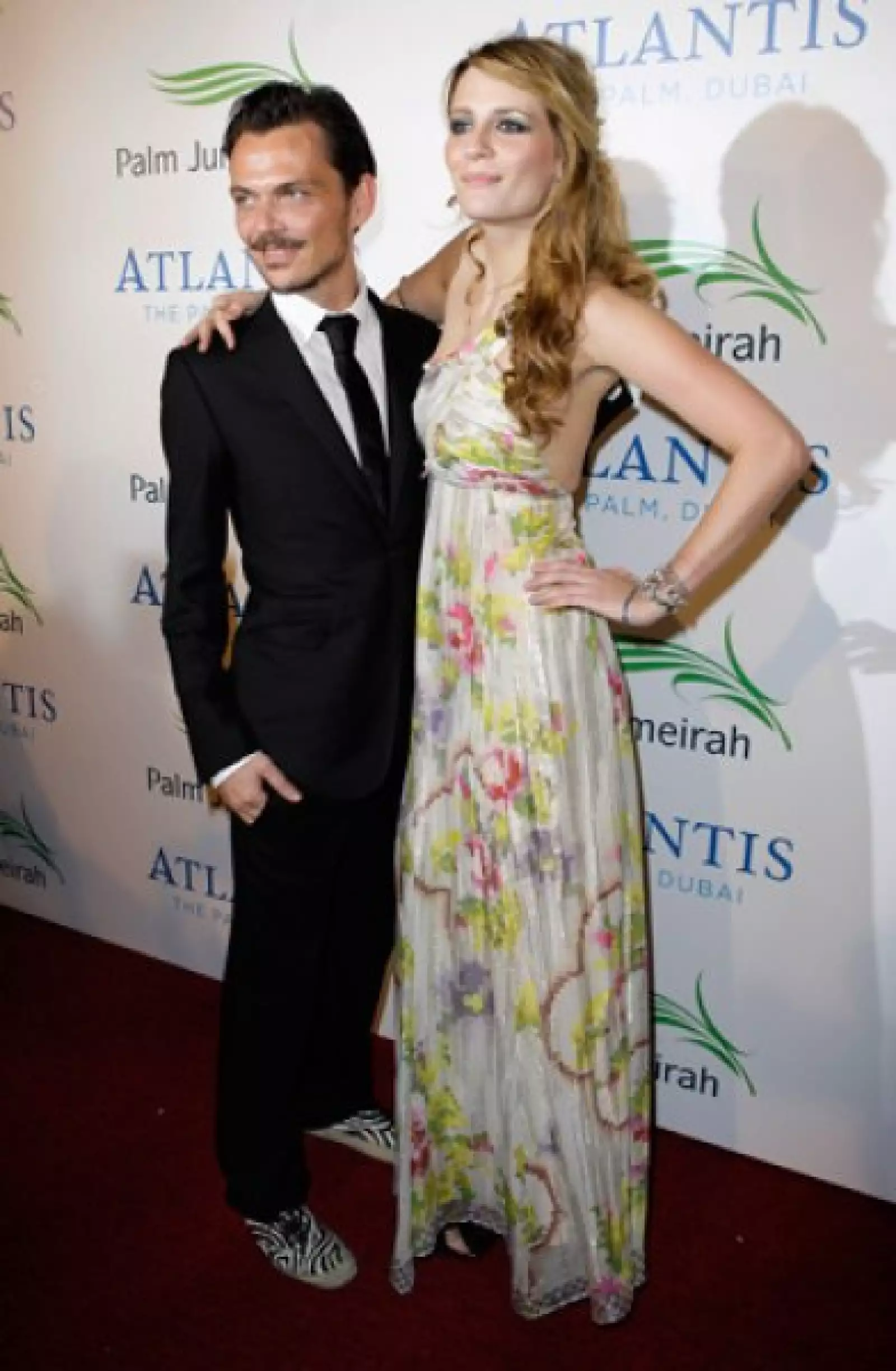 El diseñador Matthew Williamson y Mischa Barton.