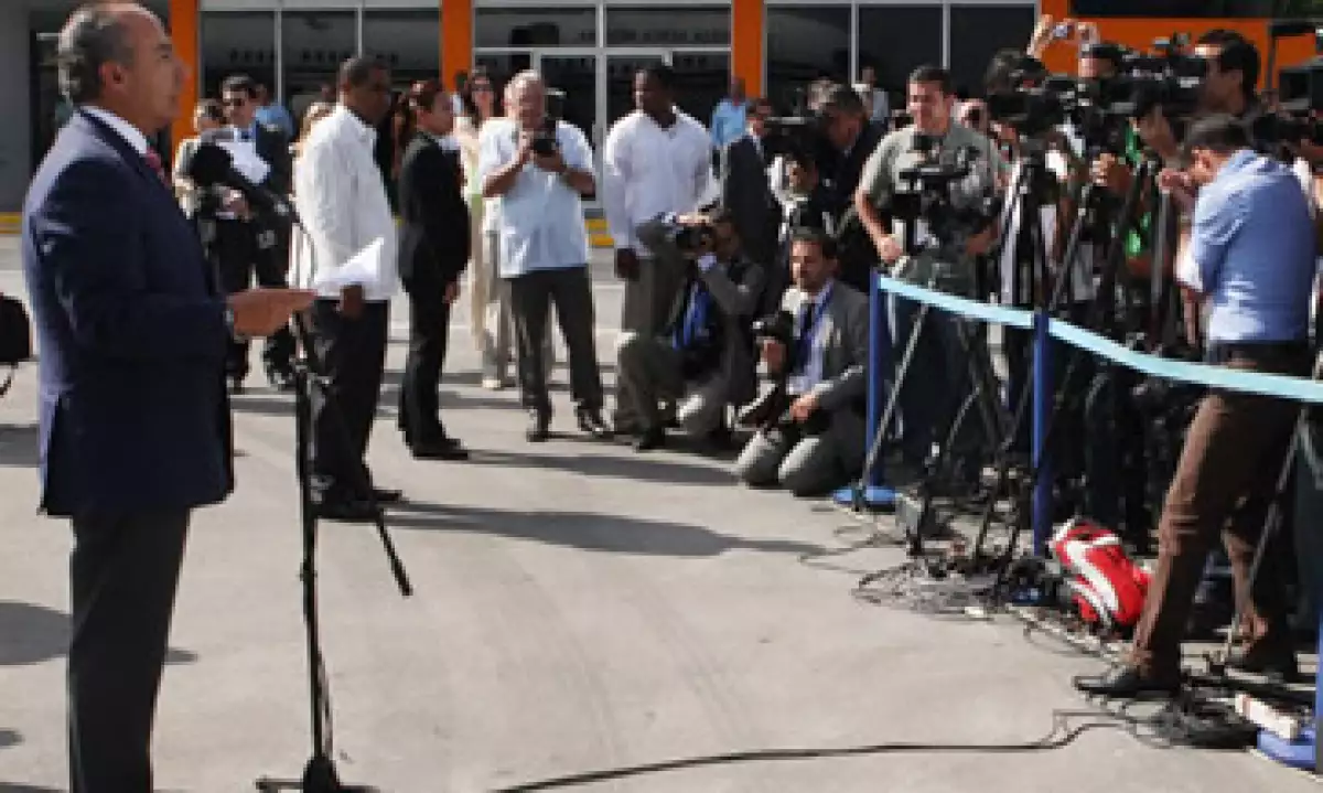 Calderón hizo el anuncio debajo de una carpa afuera del Palacio Nacional de Haití. (Foto: Notimex)