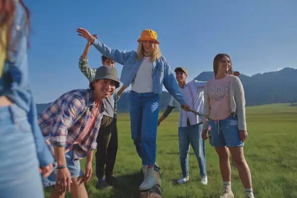 Grupo de jóvenes en el campo vestidos de American Eagle
