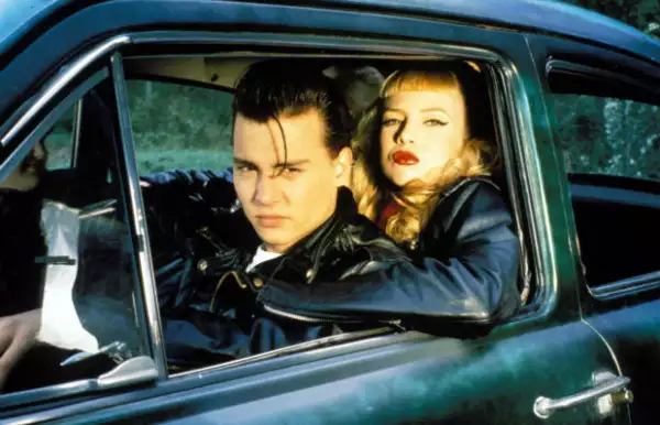El actor con la sexy Traci Lords en una escena de Cry Baby.