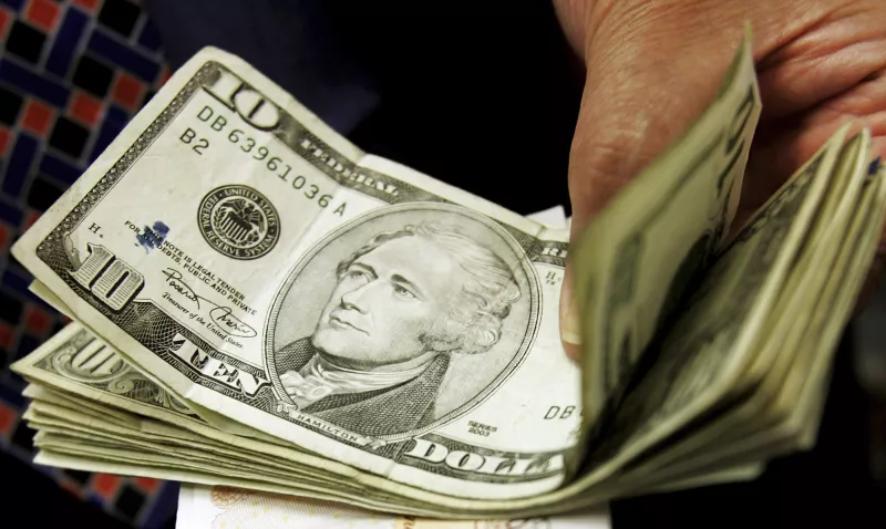 El dólar se compra en 16.82 pesos, en bancos.