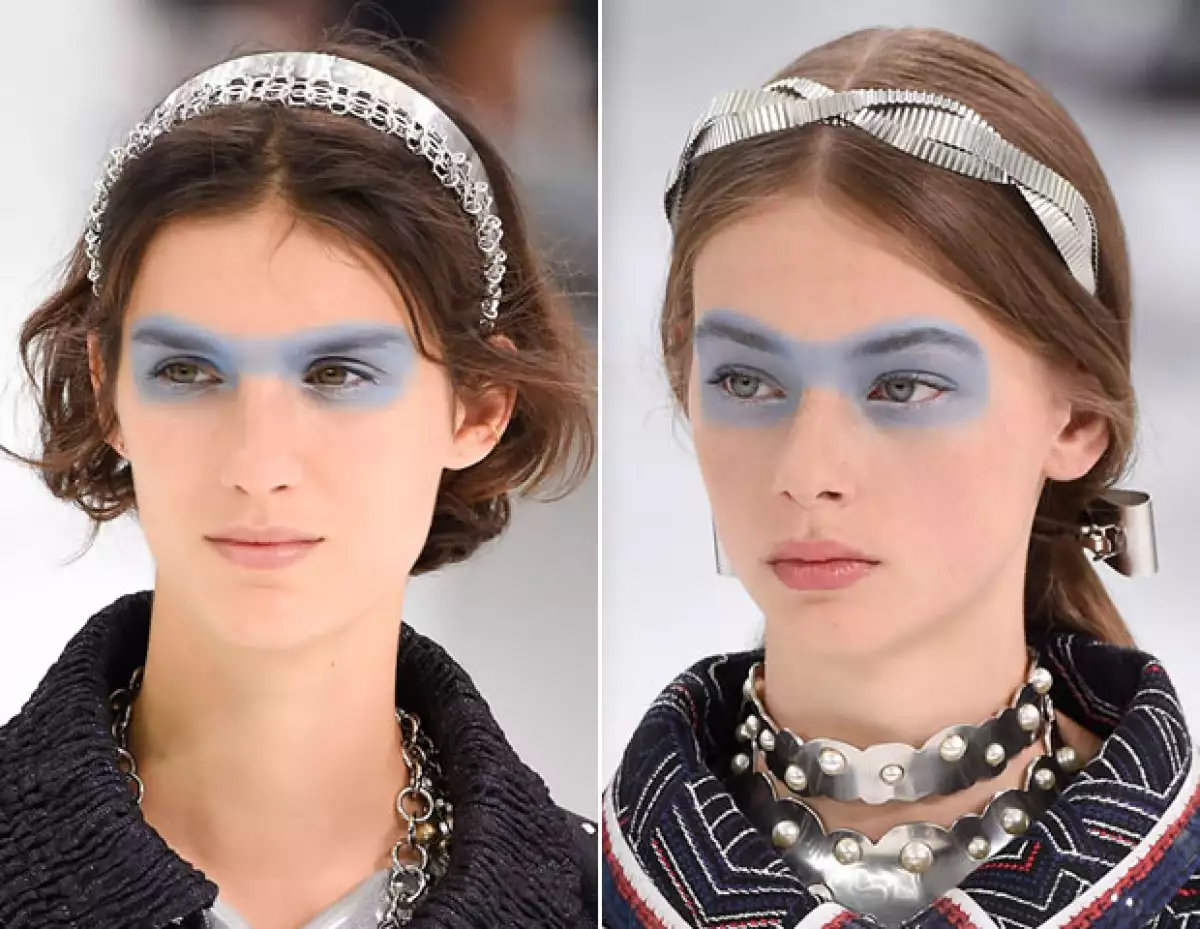 Las modelos llevaron sombras en forma de antifaz en color azul cielo.