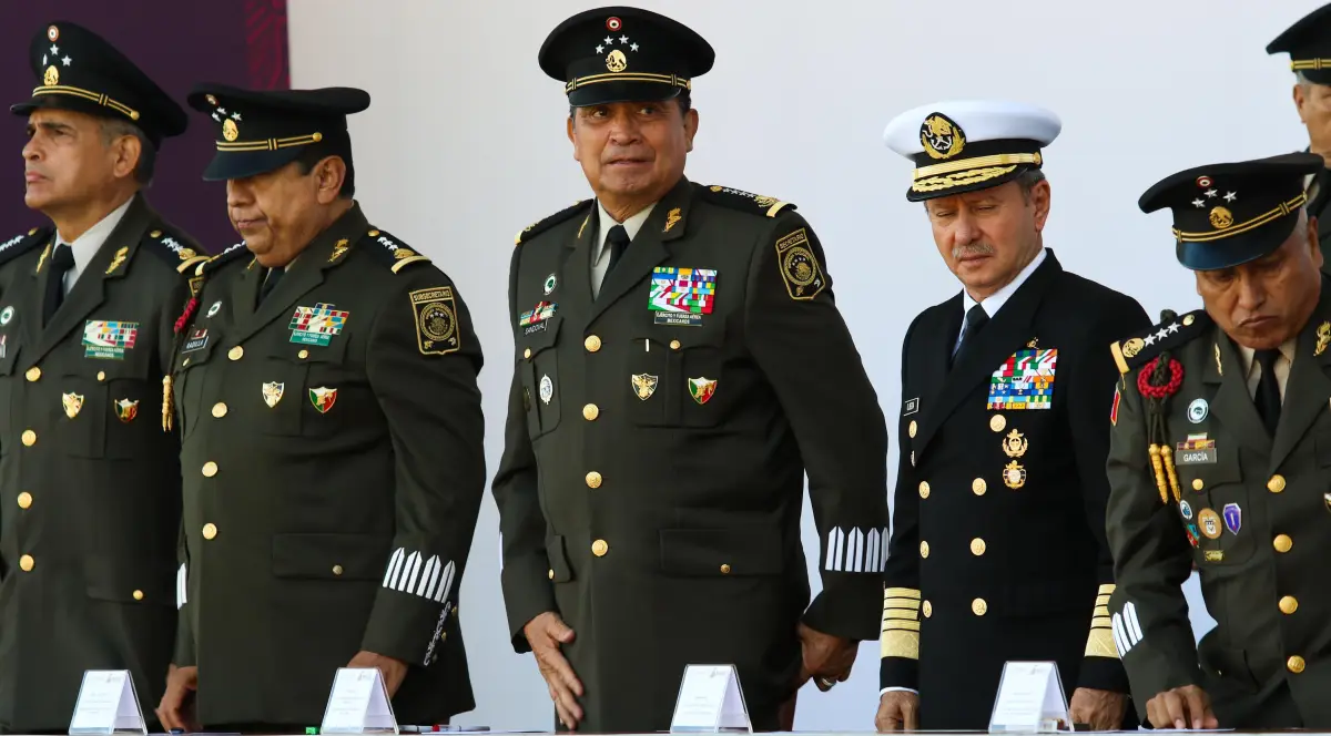 Ceremonia de graduación de Ingenieros Militares, en el campo militar.