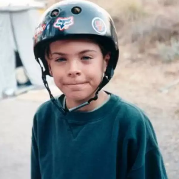 (1994. Siete años) De ascendencia judía, fue criado bajo la doctrina agnóstica, por lo que se ha descrito a sí mismo como: `Un niño normal de una familia de clase media con padres estrictos´.