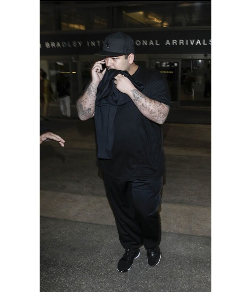 Rob Kardashian fue visto así saliendo del aeropuerto de Los Ángeles.