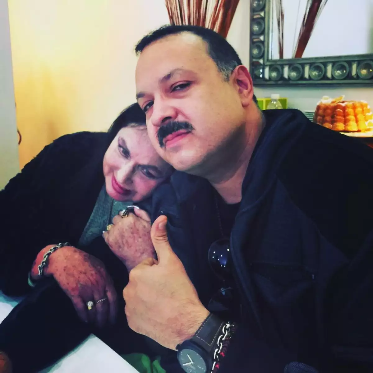 Pepe Aguilar agradece el cari帽o de sus fans tras la muerte de su mam谩, Flor Silvestre