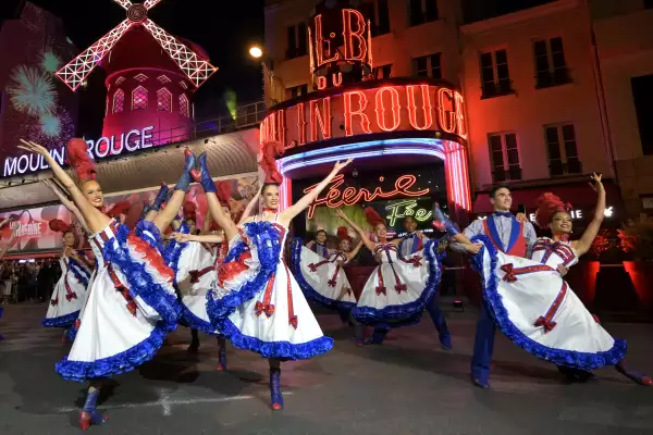El Moulin Rouge de París recobra sus aspas antes de los Juegos Olímpicos