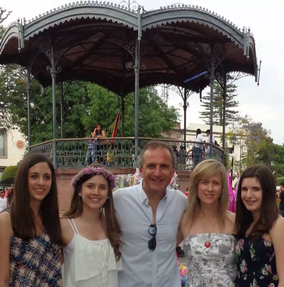 Marijose Pozas y Farouk Marcos acompañados de su familia.