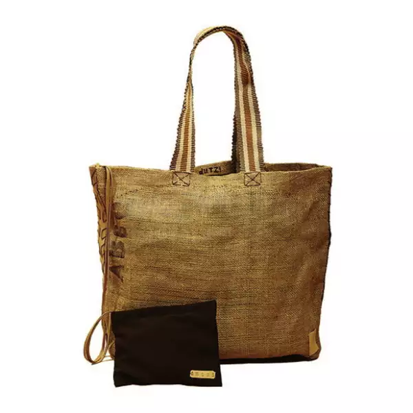 Una bolsa clásica de Dutzi Designs es lo más ad hoc para una estancia en el Caribe.