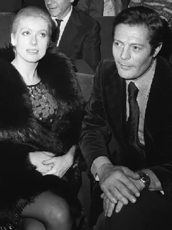 Catherine Deneuve y Marcello Mastroianni son los responsables de la pasión de Chiara por el cine.
