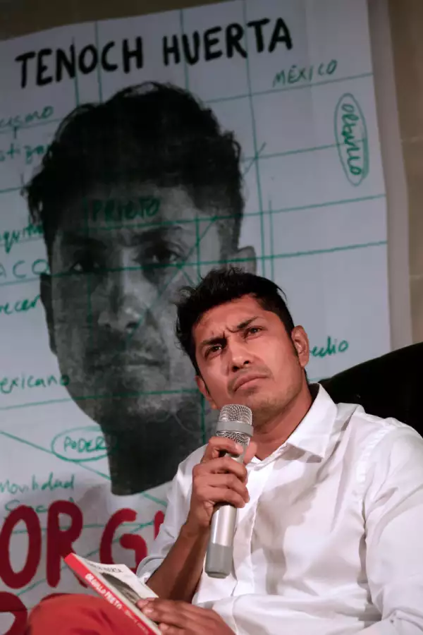 Tenoch Huerta en la presentación de su libro Orgullo prieto