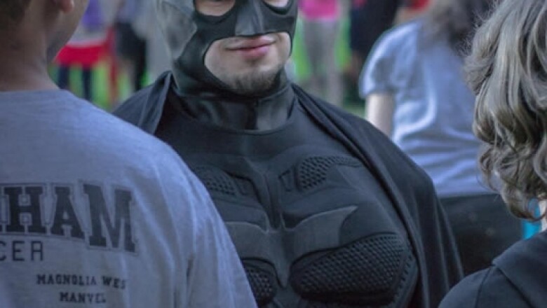 Eli Vizcaino, un fanático de Batman, caracterizado de su superhéroe