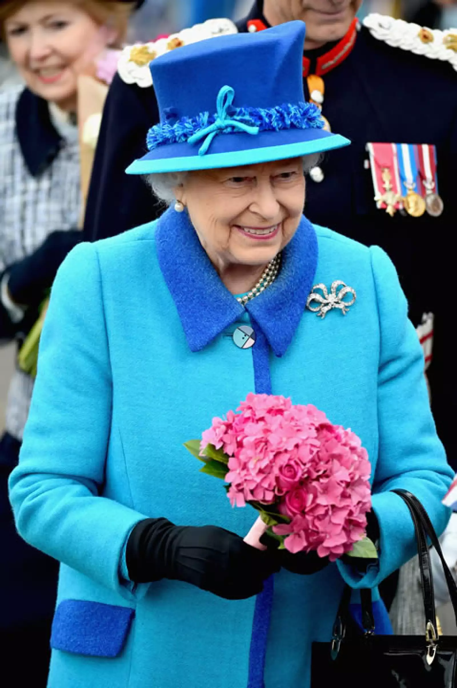 Ella llegó con un vestido azul y un sombrero del mismo color a la inauguración.