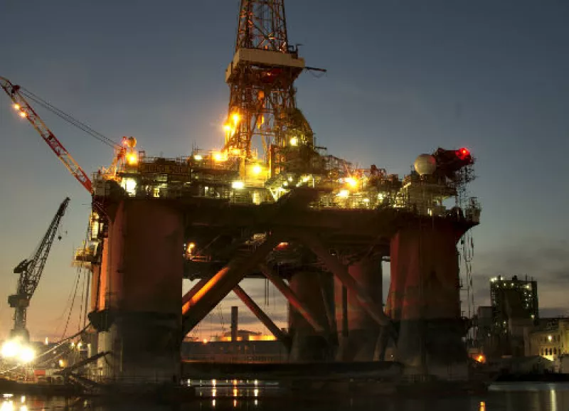 plataforma petrolera noche