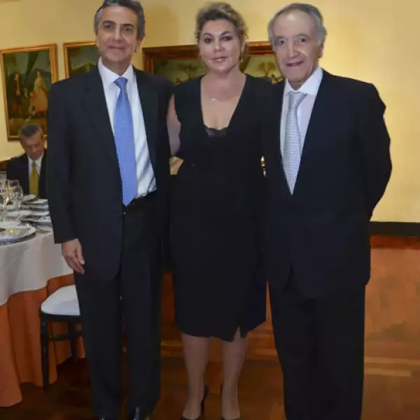 Patricio y Alejandra Magaña con Joel Rocha