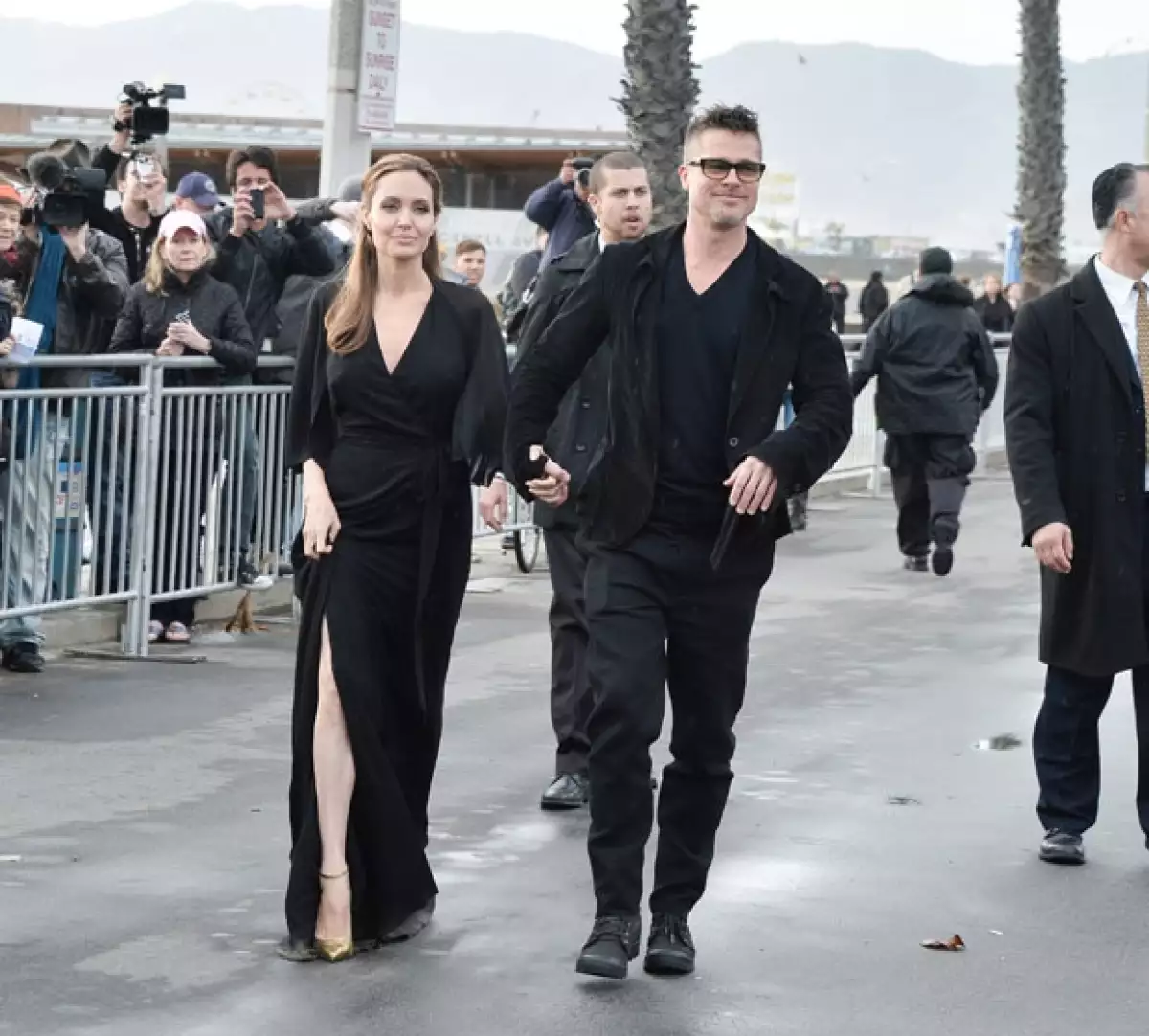 Angelina y Brad decidieron no pasar por la alfombra de la entrega de premios y entraron por la puerta de atrás.