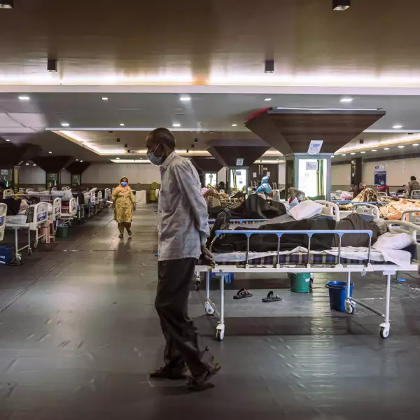  India registró el jueves el mayor recuento diario de nuevas infecciones de COVID-19, con 314,835 casos, mientras una segunda ola de la pandemia suscita nuevos temores sobre la capacidad de aguante de unos servicios de salud que se están desmoronando.