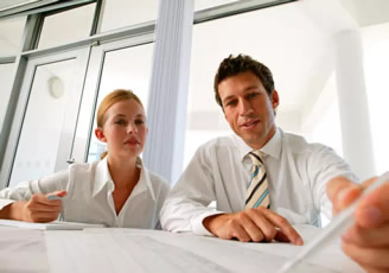 La vacante que buscas debe permitirte combinar tus estudios con tu trabajo. (Foto: Jupiter Images)