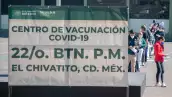Filas de personal médico de distintos hospitales se forman para comenzar la vacunación contra el Covid--19.