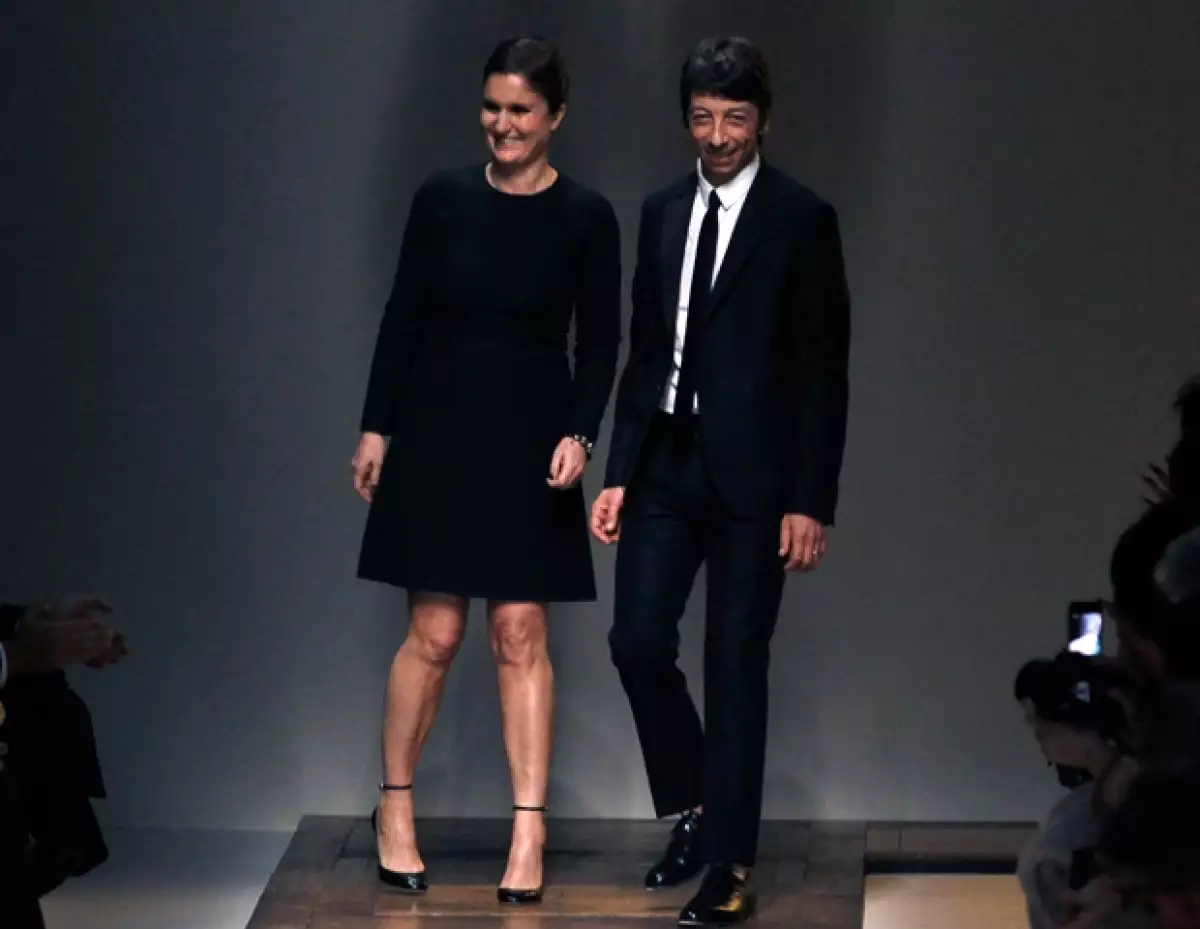 Maria Grazia Chiuri y Pier Paolo Piccioli al cerrar su último desfile.