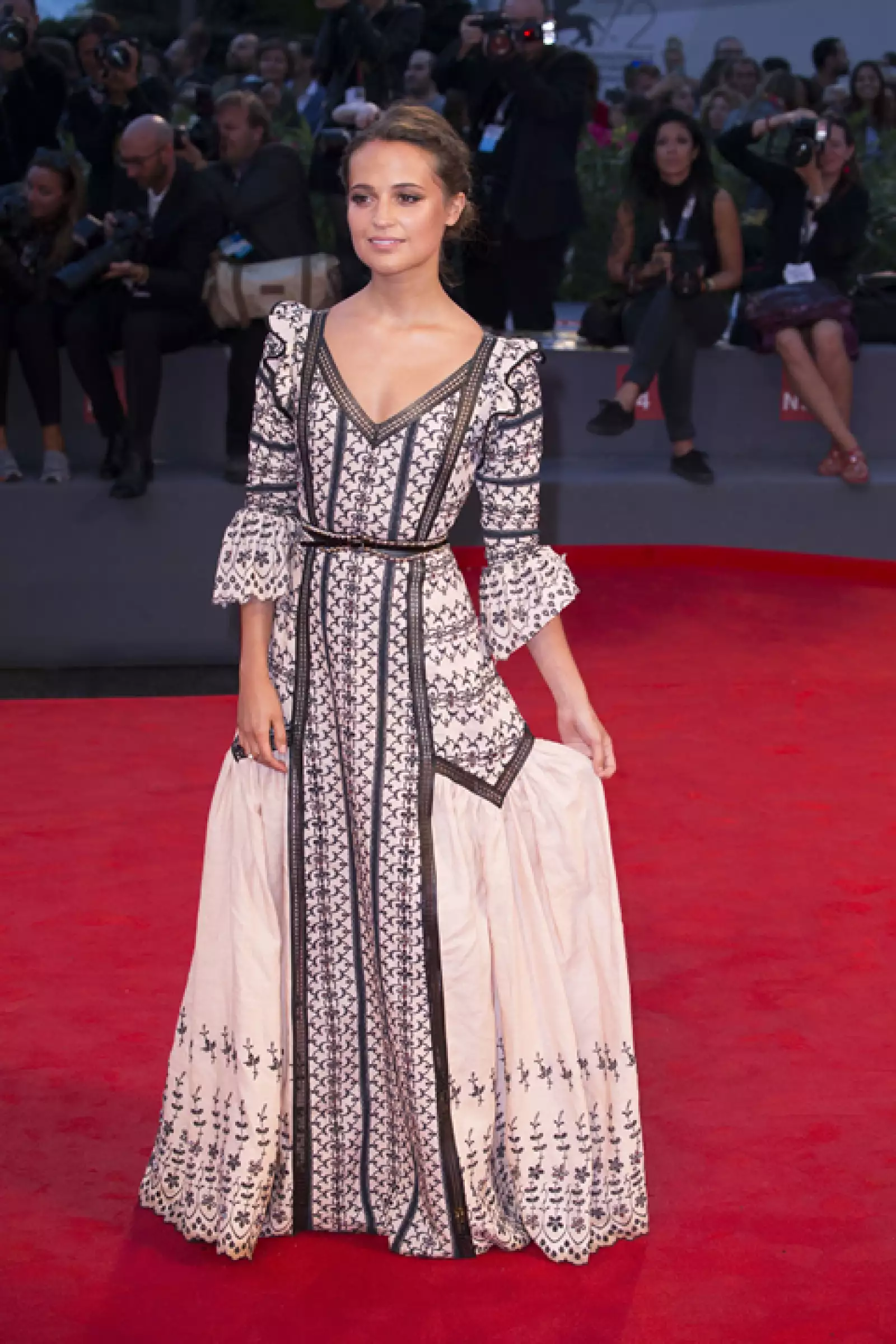 Alicia Vikander usó un vestido hecho a la medida de Louis Vuitton para la premiere de `Danish Girl´.