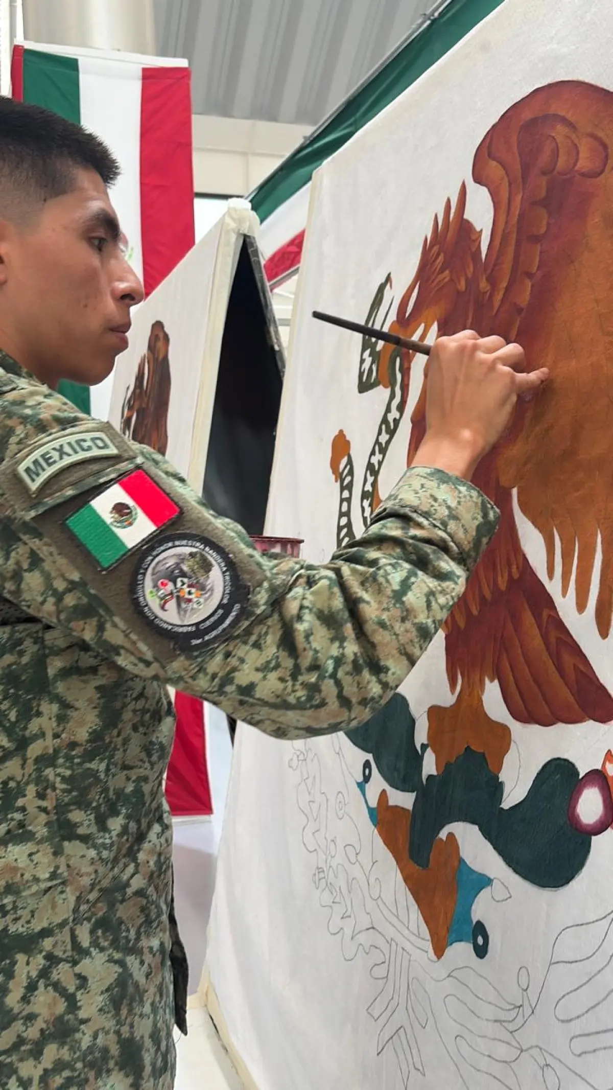 soldado pinta bandera.jpeg