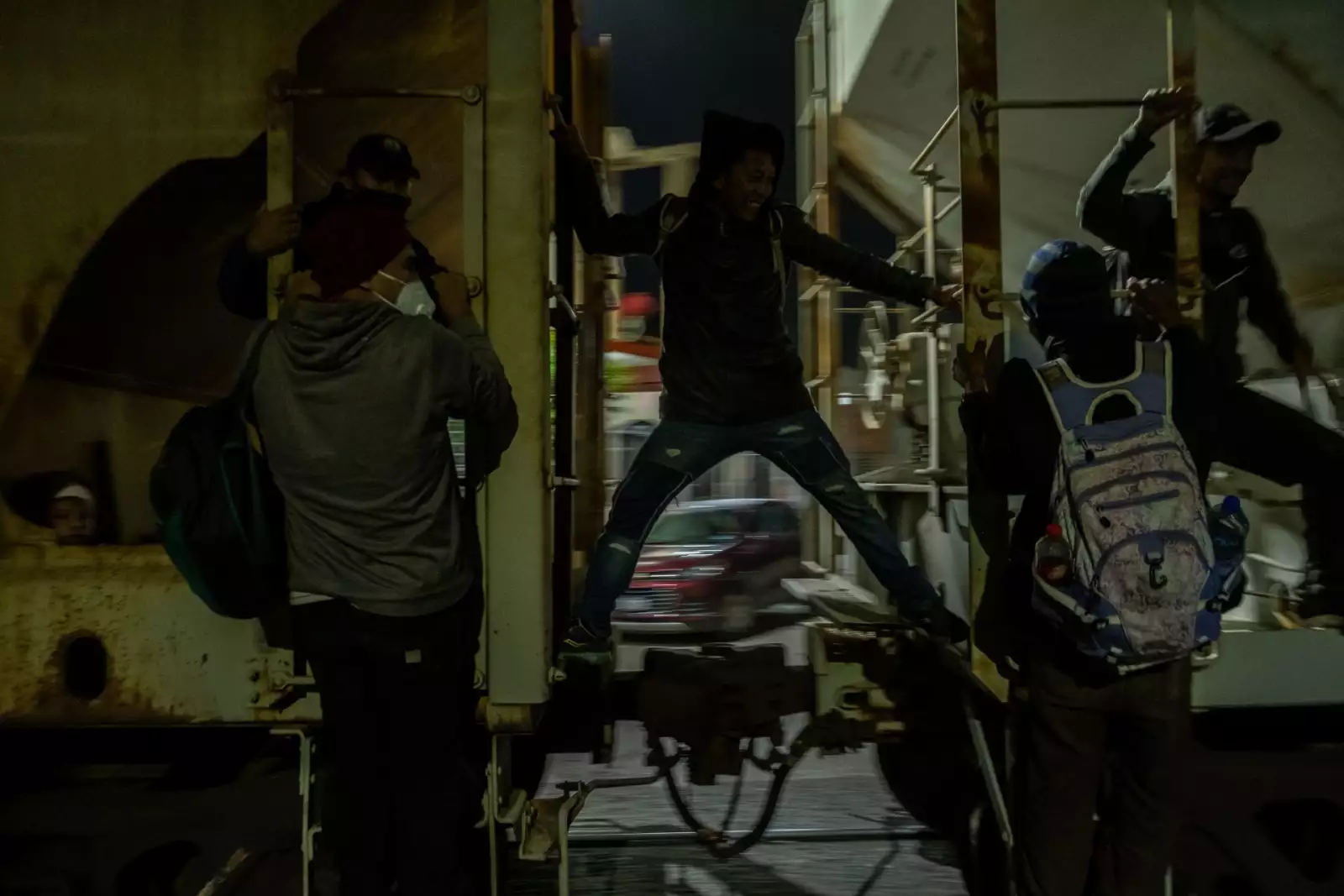 Migrantes hondureños suben a La Bestia en Coatzacoalcos, Veracruz.