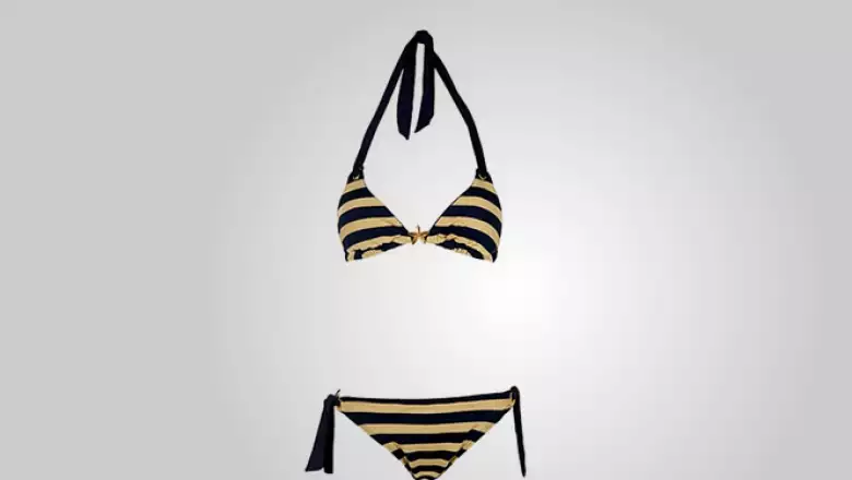 Preparándose para la playa, este bikini de dos piezas cuenta con tecnología de secado rápido y material de licra.