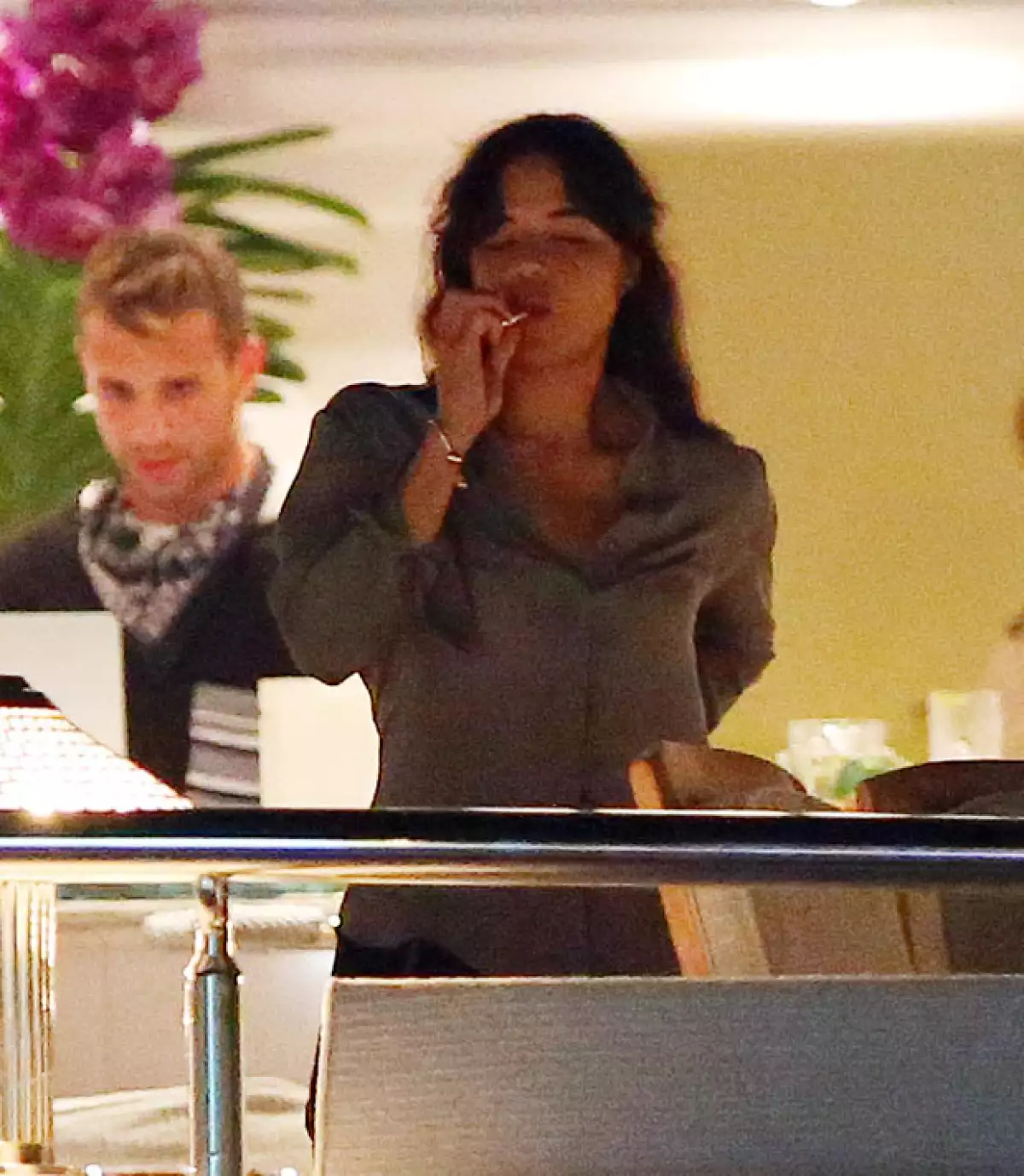 Michelle fue además captada fumando cerca de la borda del yate.