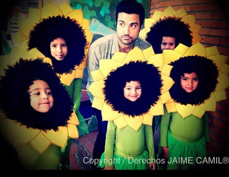 Un girasol más entre las flores.
