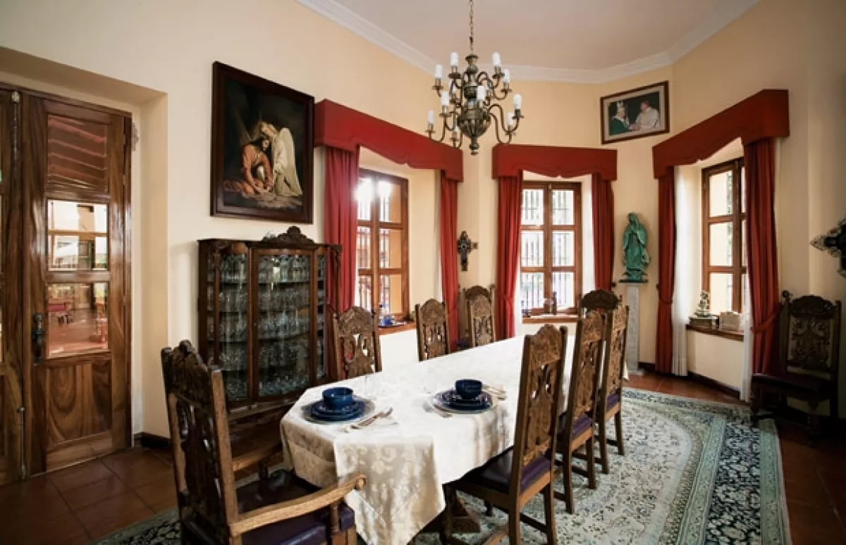 La mayoría de las cosas de la casa son regalos de sus fieles; la vajilla, por ejemplo, es un obsequio de artesanos de Tlaquepaque y tiene su nombre grabado.