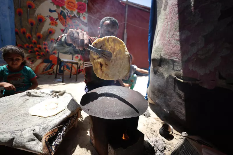 Hacer pan con pasta vieja. A medida que se agotan los alimentos básicos, la gente recurre a mecanismos de afrontamiento para alimentar a sus familias.