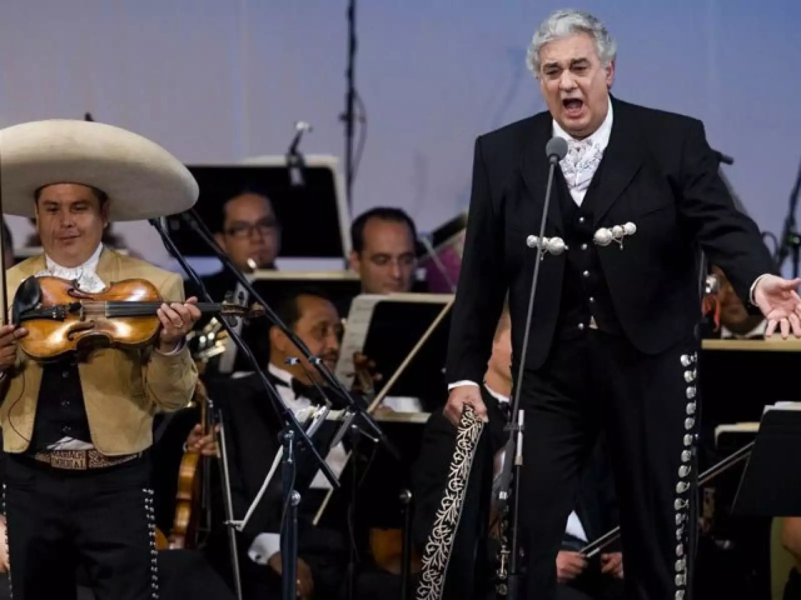 De pronto, entró a escenario el mariachi con el que entonó las canciones de `El Rey´, `Ella´ y `Paloma Negra´.