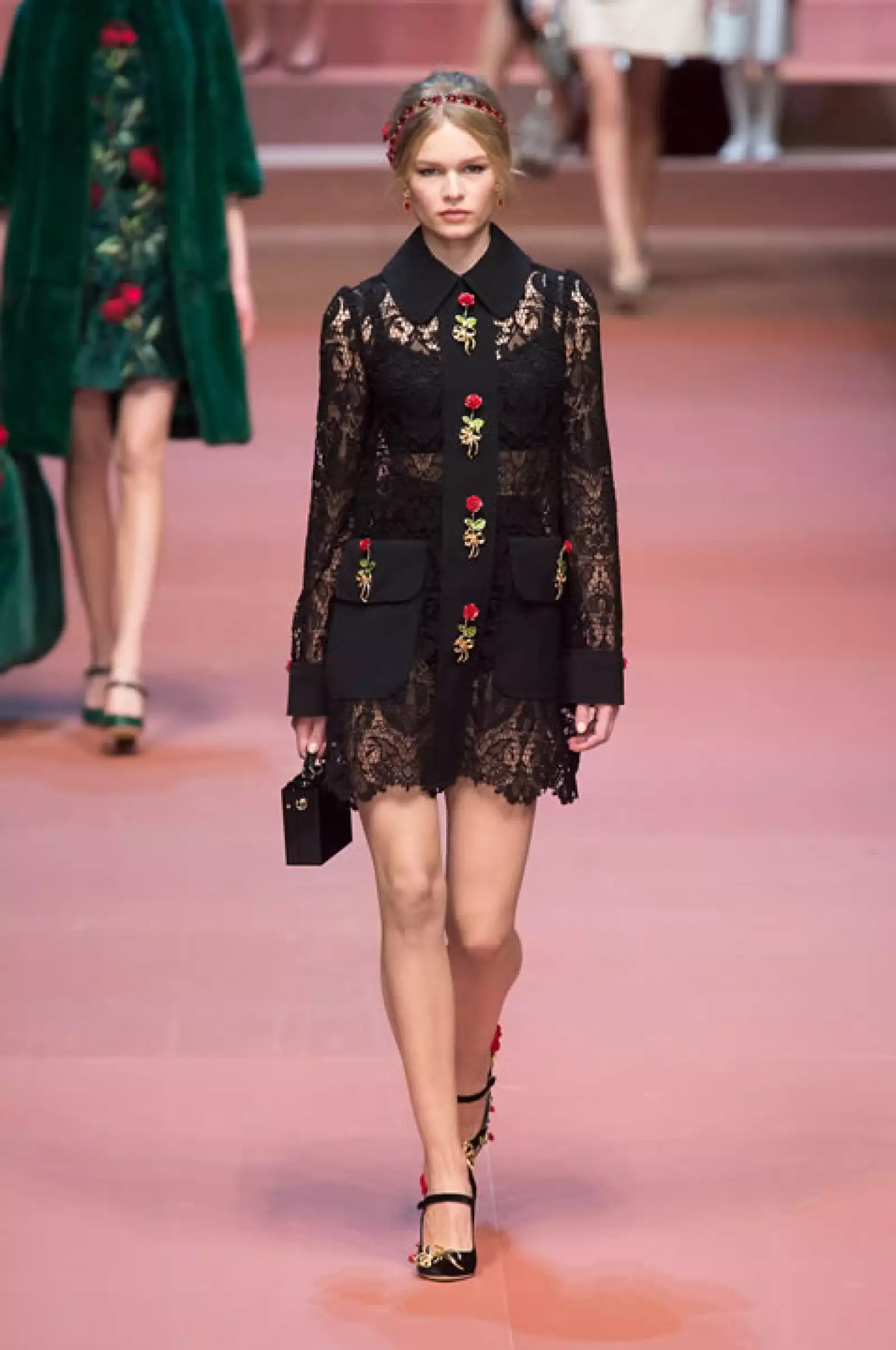 En la pasarela de Dolce & Gabbana vimos a muchas grandes modelos, donde destacó una de nuestras nueva favoritas, Anna Ewers.