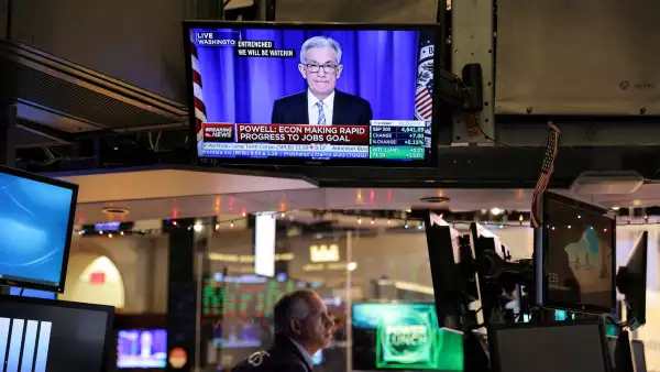 La Fed combatirá la inflación con tres aumentos a la tasa de interés
 (En la bolsa, una pantalla transmite el mensaje del titular de la reserva federal, Jerome Powell)