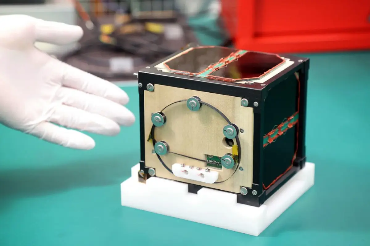 primer-satelite-de-madera