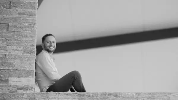 Moisés Hamui Abadi observa sentado junto a un muro.