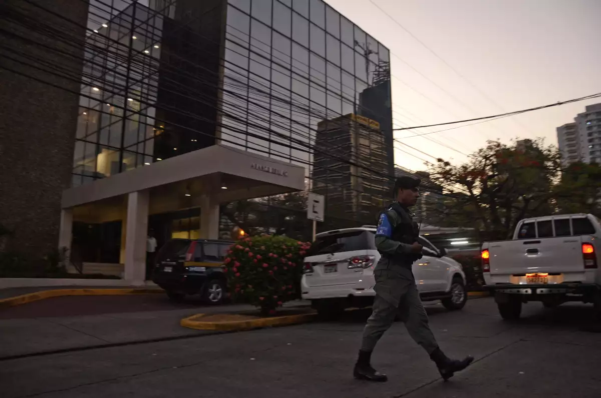 Policías se colocaron afuera de la sede de Mossack Fonseca en Panamá mientras otras autoridades revisaban en el interior del edificio.