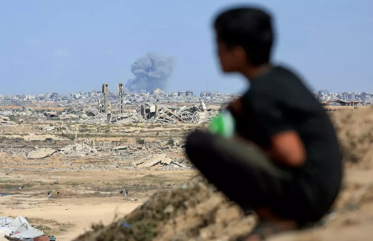 El humo se eleva después de las explosiones en medio de la ofensiva militar israelí en la ciudad de Gaza, como se ve desde el centro de la Franja de Gaza, 6 de octubre de 2025.