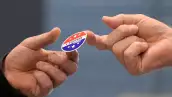 Un votante recibe una pegatina después de emitir su voto en New Begin Hall en el segundo distrito del Congreso de Maine durante las elecciones presidenciales de Estados Unidos de 2024 el día de las elecciones en Gray, Maine, EE. UU., 5 de noviembre de 2024.