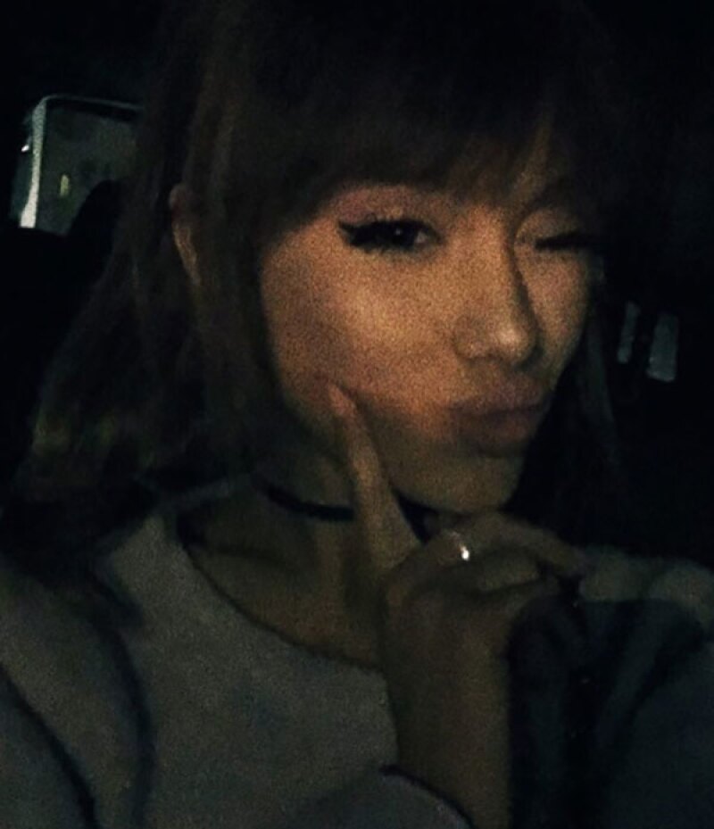 Ariana no se deshizo de su clásica cola de caballo, pero le dio un giro a su look.