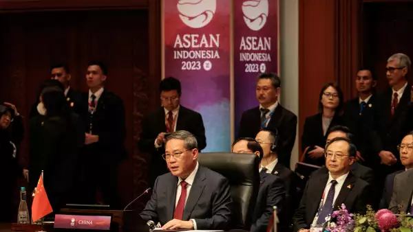 El primer ministro de China, Li Qiang (izq.), habla durante la 26a Cumbre ASEAN-China en la 43a Cumbre de la ASEAN en Yakarta, Indonesia, el 6 de septiembre de 2023.