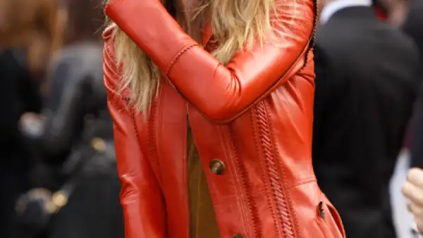 Lo modelo y actriz Rosie Huntington asistió al desfile de la firma Burberry Prosum.