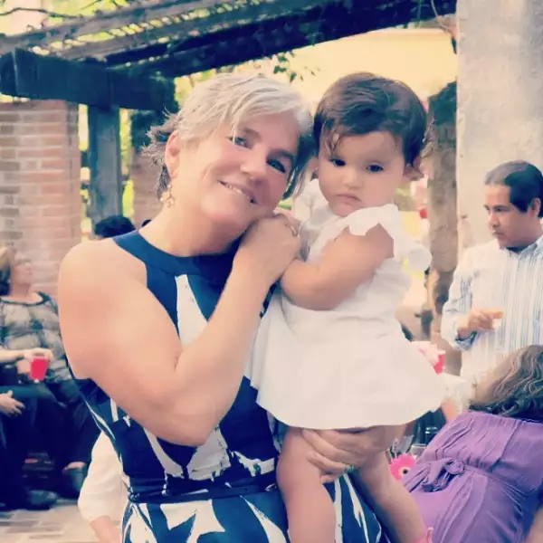 Erin con su abuela materna, Robin Spencer.