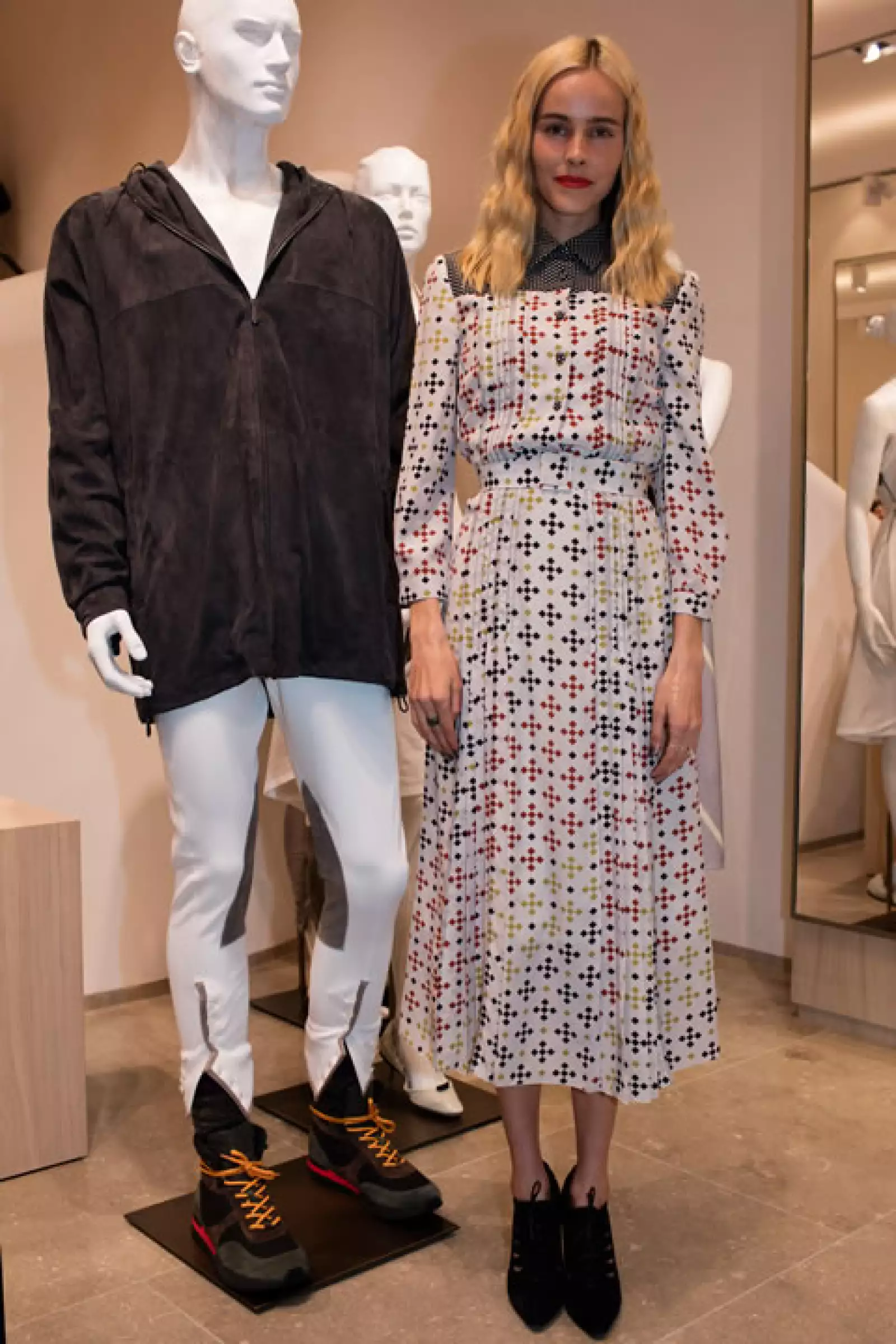Isabel Lucas utilizando un vestido de la marca y celebrando la apertura de la nueva maison.