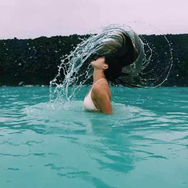 Yaya como toda una sirena mientras disfruta de la Laguna Azul.