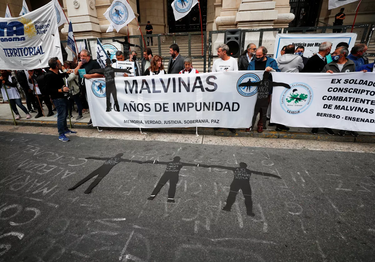 Siluetas representan a los soldaods caídos son desplegadas fuera de la Corte Suprema en Buenor Aires, Argentina en apoyo de los veteranos que denuncian haber sufrido torturas de sus superiores durante la guerra de las Malvinas en 1982. 